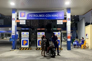 Các ông lớn xăng dầu 'ngấm đòn' COVID-19, lỗ nặng