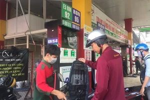 Nhu cầu tiêu thụ xăng dầu giảm mạnh do ảnh hưởng dịch Covid-19- Ảnh: Tú Uyên