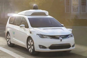 Giỡn mặt với xe tự lái, một người bị bắt