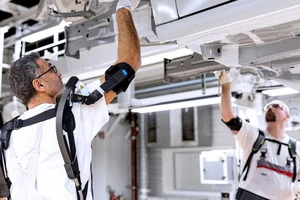 Các hãng xe đang biến công nhân thành người máy vì lý do này