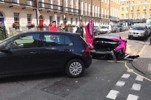 Siêu xe đấu đầu xe cỏ, chuyện gì xảy ra?