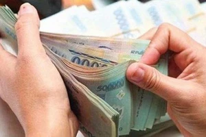 Lãi suất tiết kiệm liên tục giảm vì ngân hàng thừa tiền