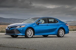 Toyota đang bán Camry với giá cực rẻ, chưa đầy 700 triệu đồng