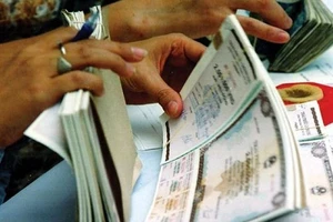 Tiền dư thừa, nhưng ngân hàng vẫn vay nợ lớn