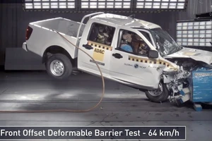 Thử nghiệm va chạm 64 km/h, xe Trung Quốc 'nát bét'