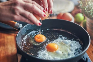 Ăn trứng gần chín và thật chín, cái nào nhiều dinh dưỡng hơn?