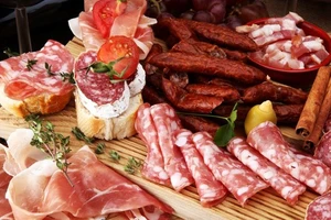Ăn nhiều thịt chế biến gây tổn hại tim mạch