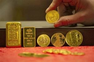 Giá vàng SJC đột ngột giảm 'cách ly' giá vàng thế giới 