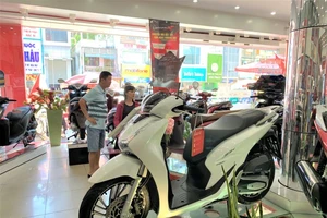 Người Việt vẫn ồ ạt mua xe máy, ô tô