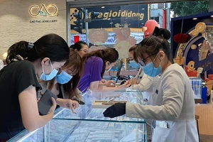 Vàng lao dốc, một công ty vừa bán ra 400 tỉ đồng vàng miếng