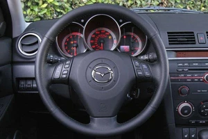 Những ai chạy Mazda có logo trên vô lăng, cần chú ý điều này