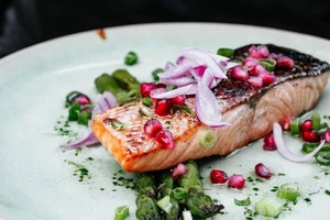 Dịch bệnh ngồi nhà, nếu chỉ ăn cá mỗi ngày chuyện gì xảy ra?