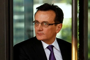 Vaccine AstraZeneca bán chạy khắp thế giới, giám đốc nhận lương khủng