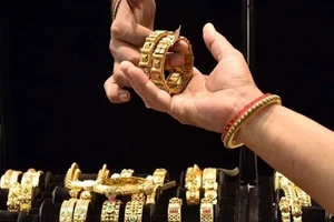 Giá vàng đi xuống, 'cá mập' ráo riết mua vào 