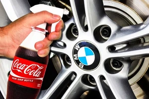 Vì sao đi ô tô cần luôn mang theo chai nước ngọt coca cola?