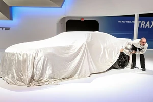 Vì sao tấm bạt đậy xe khiến ô tô nhanh hư hỏng?