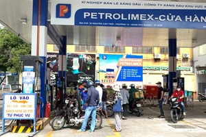 Giá dầu vọt lên 130 USD/thùng, giá xăng Việt Nam khó 'đứng' yên