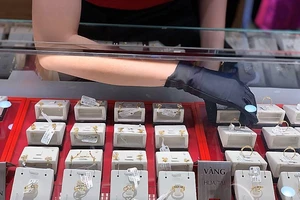 Giá vàng lại lao dốc không phanh