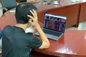 Thị trường chứng khoán đỏ rực, mất hơn 80 điểm