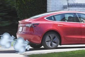 Mỹ cấm xe Tesla 'đánh rắm' vào người đi bộ