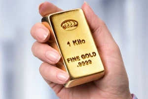 Giá vàng rớt xuống mức rất thấp