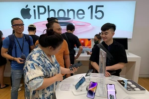 Vì sao vàng càng tăng giá, mua iPhone 15 càng có lợi?