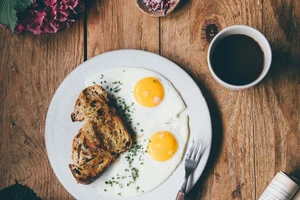 Uống cà phê kết hợp ăn trứng, điều gì xảy ra?