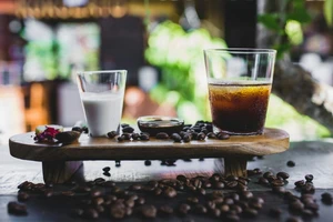 Điều gì xảy ra nếu uống 10 ly cà phê một lúc?