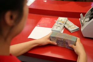 Lãi suất tiền gửi thấp, sao lãi cho vay vẫn 'cao bền vững'?