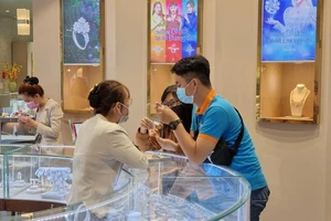 Nhiều người mua vàng lúc đỉnh đang lỗ gần 10 triệu đồng/lượng