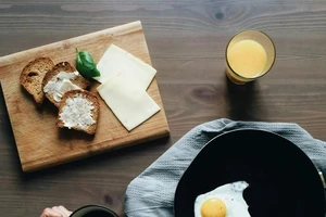 Ăn trứng và phô mai, cái nào tốt hơn?