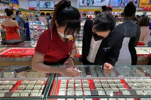 Người mua vàng hồi hộp theo dõi bầu cử Tổng thống Mỹ 