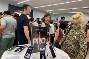 Vì sao giá vàng lên 80 triệu đồng/lượng, giá điện thoại iPhone 16 càng rẻ?