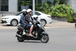 Táy máy công tắc này, người chạy xe máy bị phạt tiền cả triệu đồng