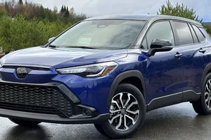 Toyota đi ngược thị trường: Xe càng lâu đời càng giữ giá?