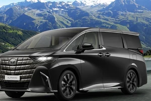 Chiếc ô tô Toyota này có một lỗi khiến một vật quan trọng trên xe rơi xuống đường