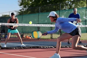 Một công ty dệt may Việt kiếm tiền từ mở sân pickleball