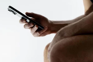 Sử dụng điện thoại trong nhà vệ sinh: Thói quen vô hại hay mầm mống bệnh tật?