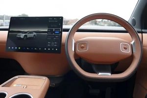 Lý do nhiều hãng ô tô phải cất gọn màn hình cảm ứng