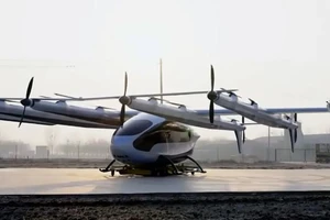 Trung Quốc ra mắt ô tô bay lớn nhất thế giới 