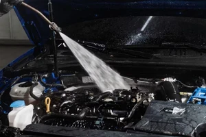 Mối nguy hiểm rình rập khi rửa động cơ ô tô