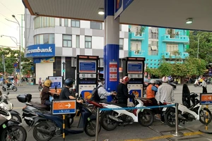 Giá xăng nhập từ Singapore hiện gần 22.000 đồng/lít