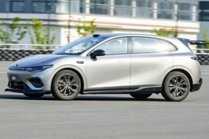 ​Ô tô điện chạy 500 km mỗi lần sạc giá 350 triệu đồng sắp khuynh đảo thị trường