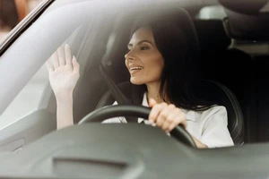 Vì sao hành động lạ này của tài xế ô tô giúp an toàn giao thông?