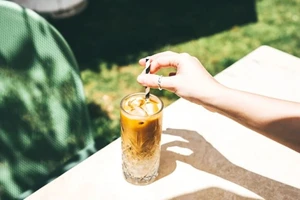 Vì sao trời nóng không nên uống cà phê đá?