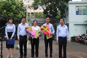 Hai cán bộ môi trường được dân khen