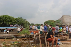 Bốn nhà dân bất ngờ đổ nhào xuống sông Cổ Chiên