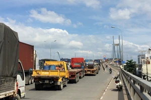 Hàng ngàn phương tiện nối đuôi 'bò' qua cầu Phú Mỹ