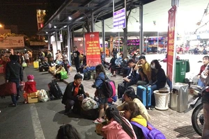 Dòng người đổ về TP.HCM từ 2 giờ sáng