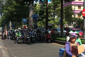 Người Sài Gòn chống chọi cái nắng đầu mùa